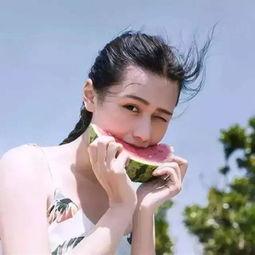 网红吃瓜搞笑头像女孩,萌态可掬，笑点满满