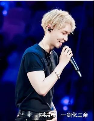 张艺兴爆料有女友吗视频,女友身份引热议，视频爆料揭秘真相